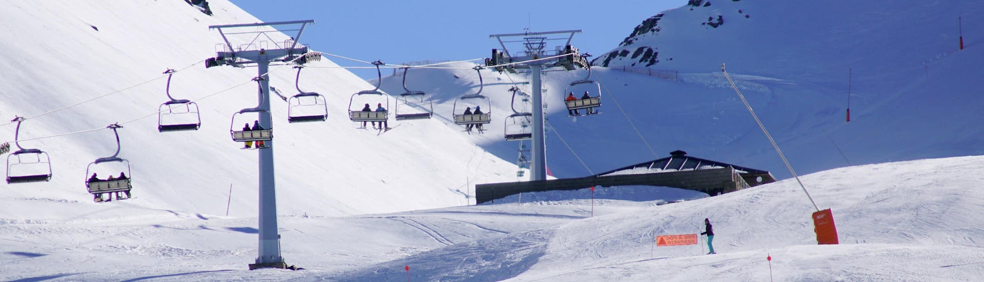 An image of one of the ski slopes in the catalan ski resort of Boí Taüll, where visitors can book ski lessons with the local ski schools.