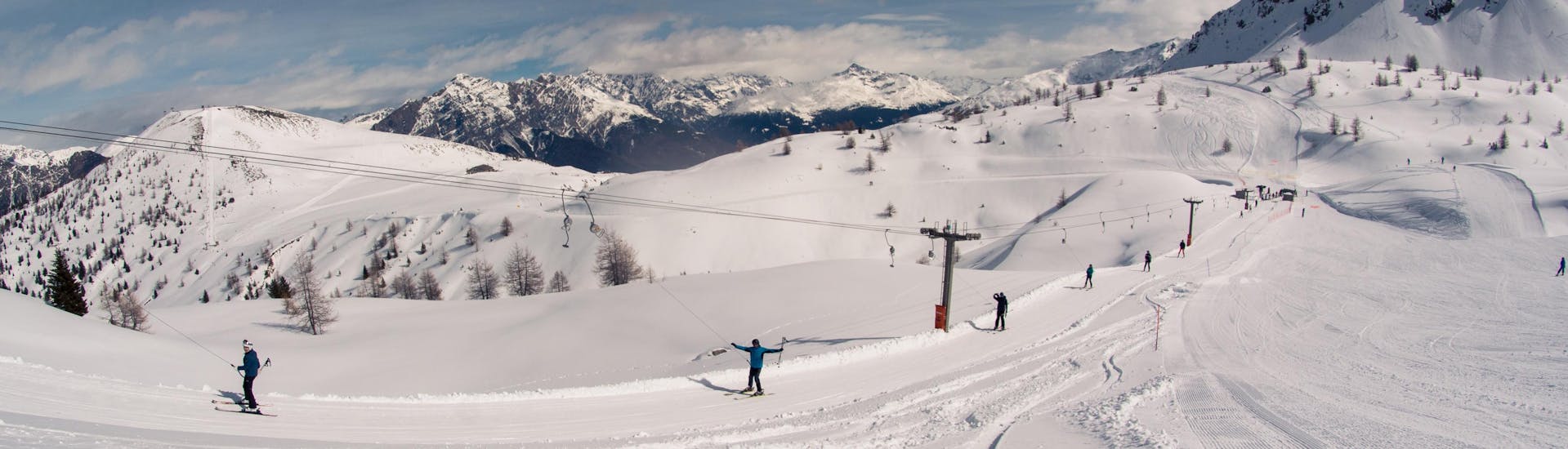 Des skieurs remontant les pistes avec un téléski à Bormio, en Italie.