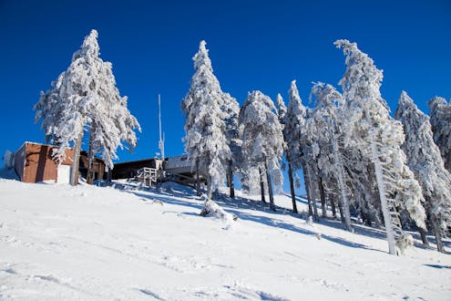 Ein Bild der Bergstation der Gondel am Wurmberg in Baunlage, einem beliebten Skigebiet im Harzgebirge, wo örtliche Skischulen Skikurse für all diejenigen anbieten, die gerne das Skifahren lernen möchten. 