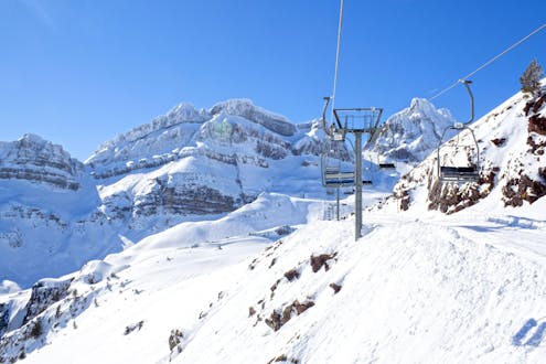 Imagen de un telesilla en Candanchú, donde las escuelas de esquí ofrecen todo tipo de clases de esquí para todos aquellos que quieran aprender a esquiar.