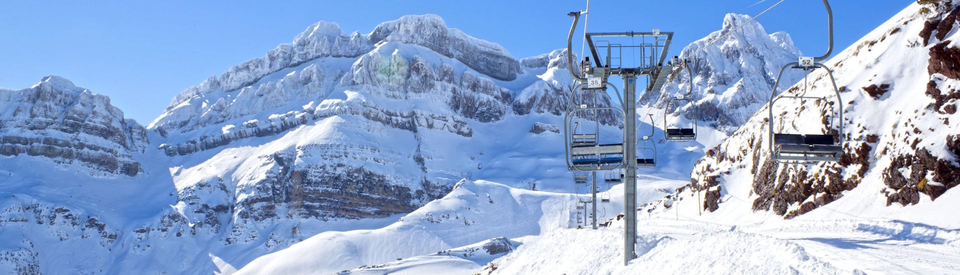 Ein Blick auf einen Skilift im spanischen Skigebiet Candanchú, wo örtliche Skischulen unterschiedliche Skikurse für diejenigen anbieten, die das Skifahren lernen wollen.