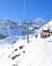 An image of a ski lift in the Spanish ski resort of Candanchú, where local ski schools offer all sorts of ski lessons to those wish to learn to ski.