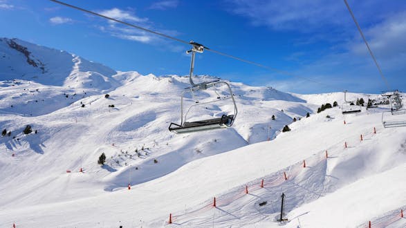 Una imagen de un telesilla en la estación de esquí de Cerler, donde las escuelas de esquí locales ofrecen una selección de clases de esquí para aquellos que quieren aprender a esquiar.