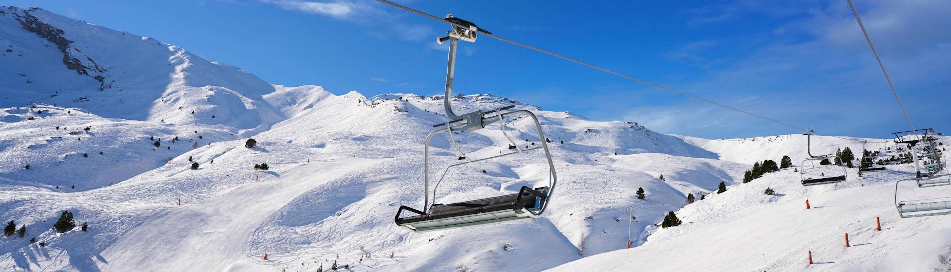 An image of a chair lift in the ski resort of Cerler, where local ski schools offer a selection of ski lessons for those who want to learn to ski.