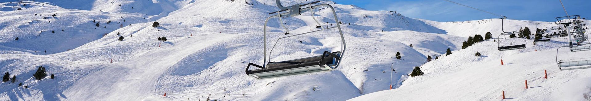 Una imagen de un telesilla en la estación de esquí de Cerler, donde las escuelas de esquí locales ofrecen una selección de clases de esquí para aquellos que quieren aprender a esquiar.