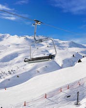 An image of a chair lift in the ski resort of Cerler, where local ski schools offer a selection of ski lessons for those who want to learn to ski.