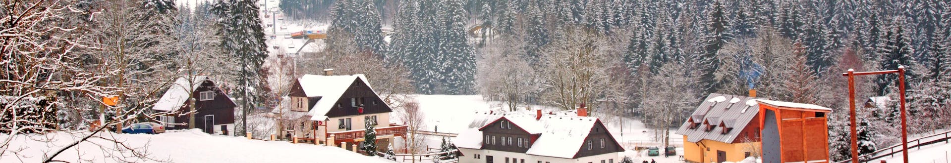 Bild einer kleinen Stadt in Certova Hora - Harrachov in der Tschechischen Republik im Winter
