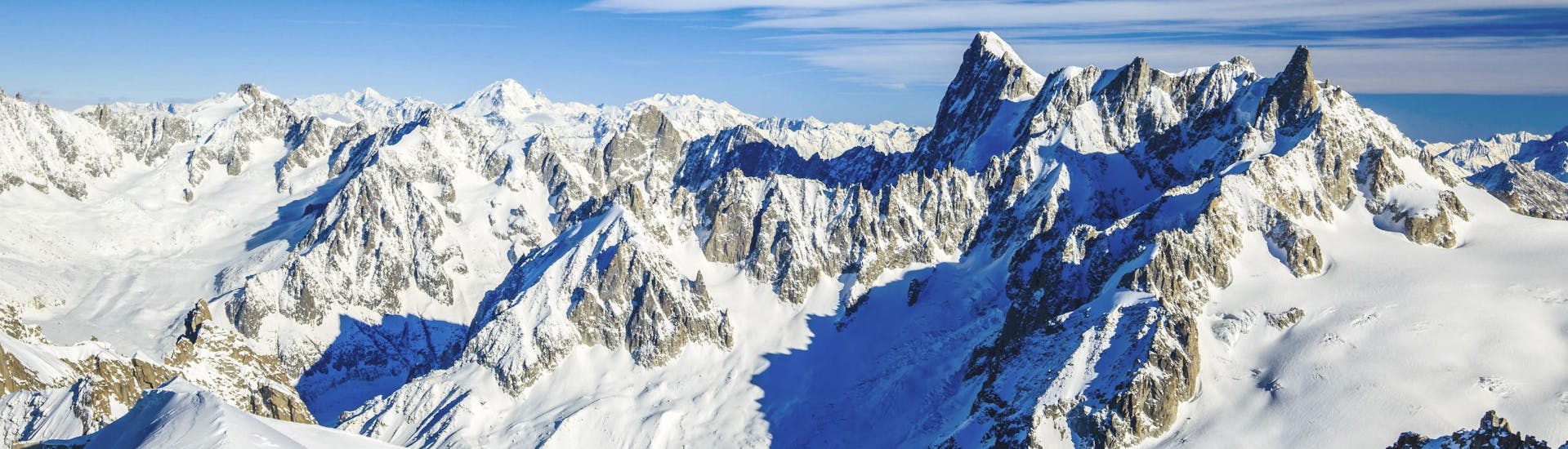 Vista del paesaggio montano soleggiato durante un corso di sci con scuole di sci a Chamonix Village.