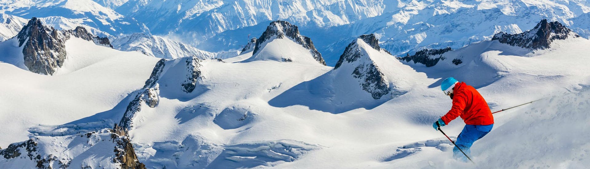 Vista del paesaggio montano soleggiato durante un corso di sci con scuole di sci a Chamonix Village.