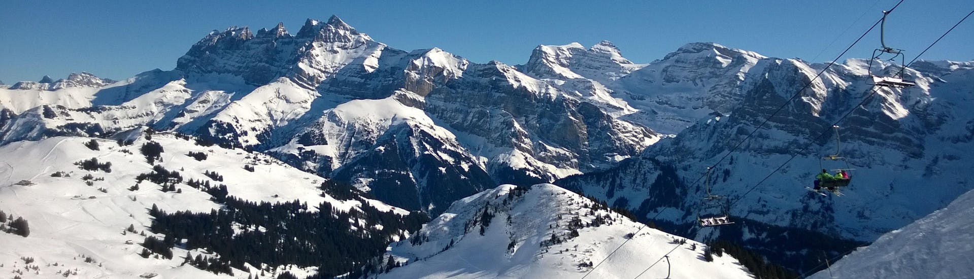 Vue des Dents du Midi près de la ville suisse de Champéry, une station de ski populaire où les touristes peuvent réserver des cours de ski avec l'une des écoles de ski locales.