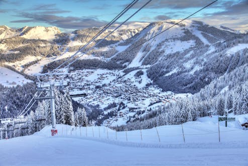 Vue de la station de ski française de Chatel avec ses pistes où les écoles de ski locales offrent un large éventail de cours de ski pour ceux qui veulent apprendre à skier.