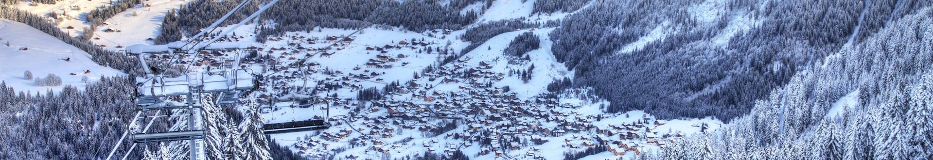 Vue de la station de ski française de Chatel avec ses pistes où les écoles de ski locales offrent un large éventail de cours de ski pour ceux qui veulent apprendre à skier.
