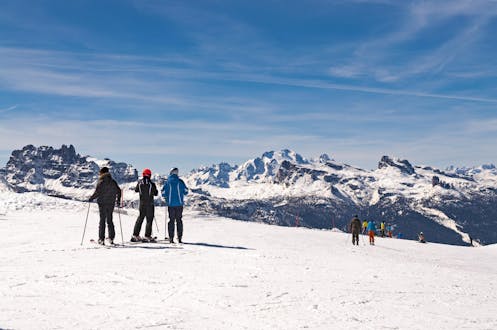 Sciatori sulle montagne di Cortina. 