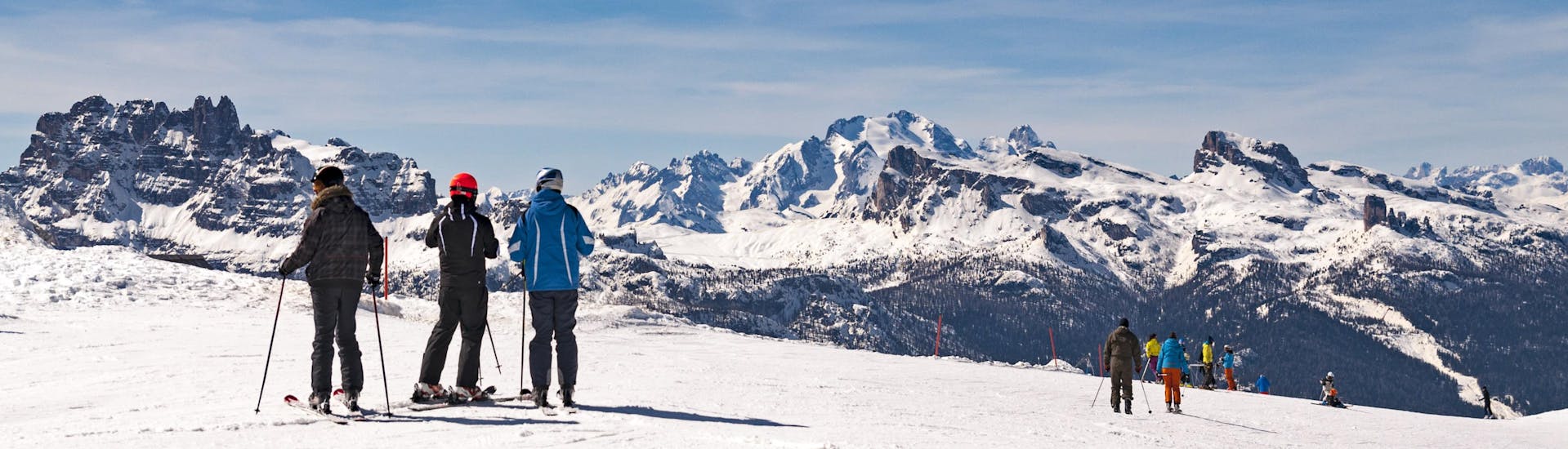 Vista panorámica de las Dolomitas con esquiadores que participan en clases de esquí en las escuelas de esquí de la área de esquí de Cortina.