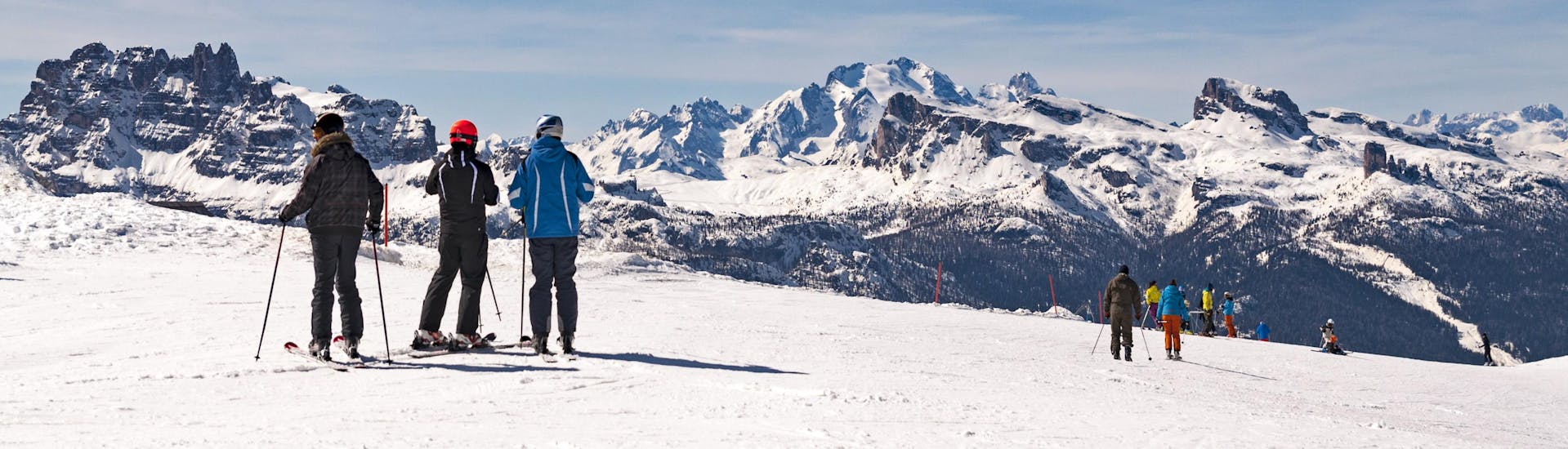 Sciatori con vista panoramica sulle Dolomiti, mentre prendono lezioni di sci dalle scuole di sci a Cortina d'Ampezzo nel comprensorio sciistico Dolomiti Superski in Veneto.