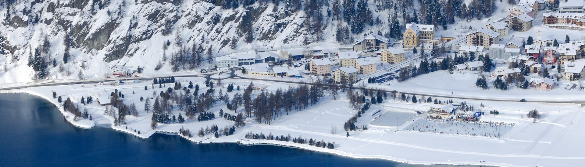 Eine schneebedeckte Stadt am See in Corvatsch-Silvaplana in der Schweiz.