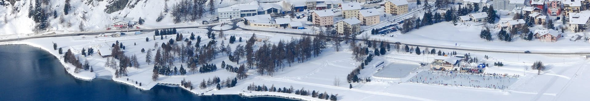 Una città coperta di neve sul lago di Corvatsch-Silvaplana, in Svizzera.