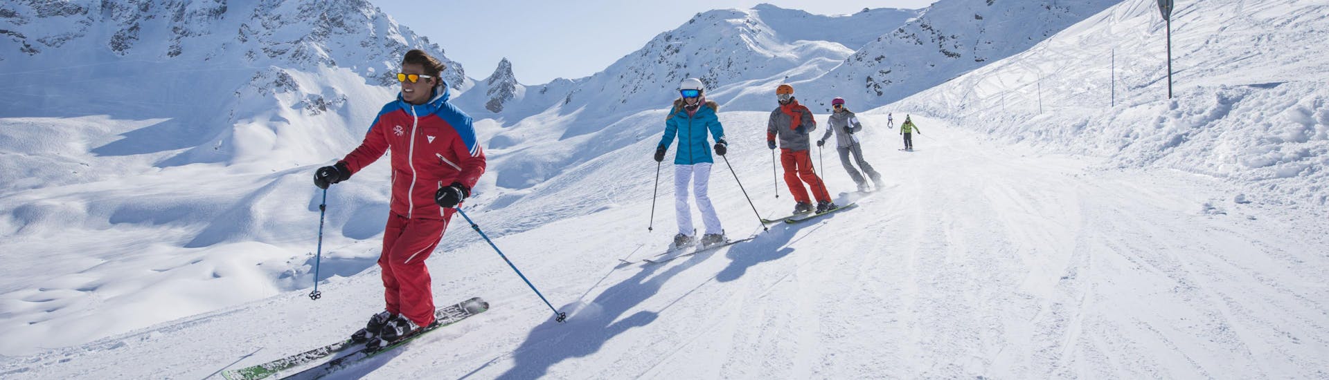 Un groupe de skieurs profite d'une journée sur les pistes de la station de ski de Courchevel 1550 où les écoles de ski proposent leurs cours de ski.