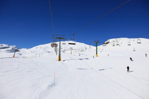 Skifahrer auf den Pisten von Courmayear in der Nähe eines Skilifts.