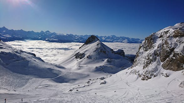 Vue sur le paysage alpin et les pentes de Crans-Montana, où les écoles de ski locales proposent leurs cours de ski.