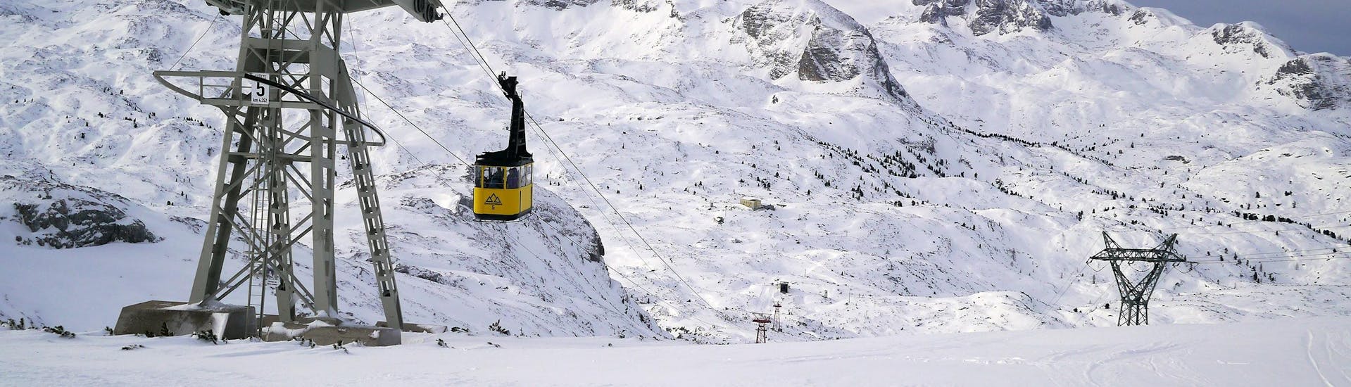 Blick auf die Gondel im verschneiten Skigebiet Dachstein Krippenstein in Oberösterreich, wo örtliche Skischulen ihre Skikurse anbieten.