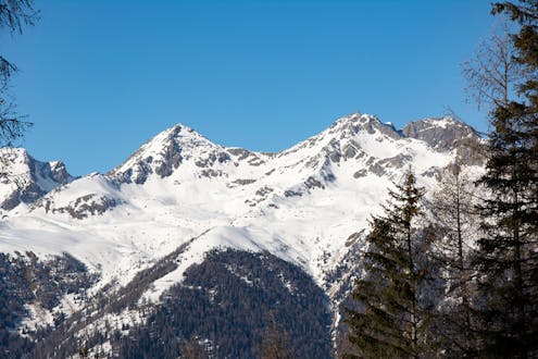 Winterlandschaft in der Nähe von Daolasa - Commezzadura, wo Sie Skikurse buchen können.