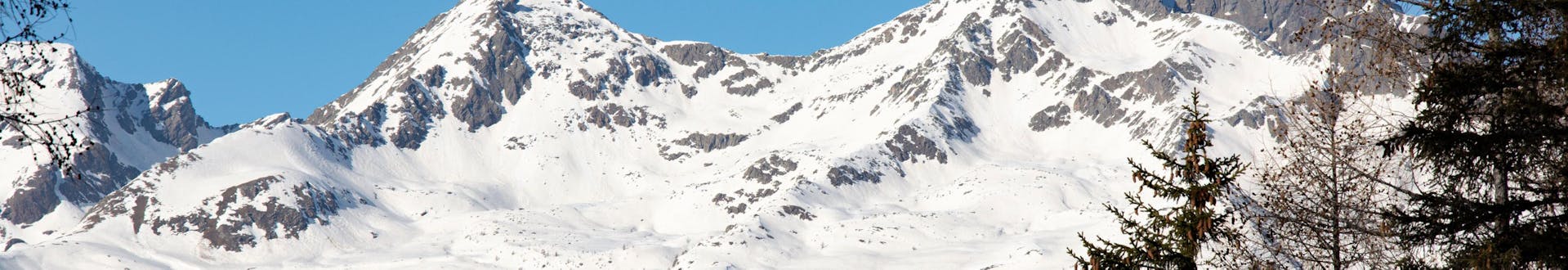 Winterlandschaft in der Nähe von Daolasa - Commezzadura, wo Sie Skikurse buchen können.