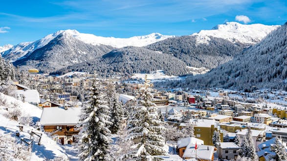Ein Blick auf das schweizerische Davos, das nicht nur für das Weltwirtschaftsforum bekannt ist, sondern auch für seine Skischulen, die für all diejenigen, die das Skifahren lernen wollen, Skikurse anbieten.