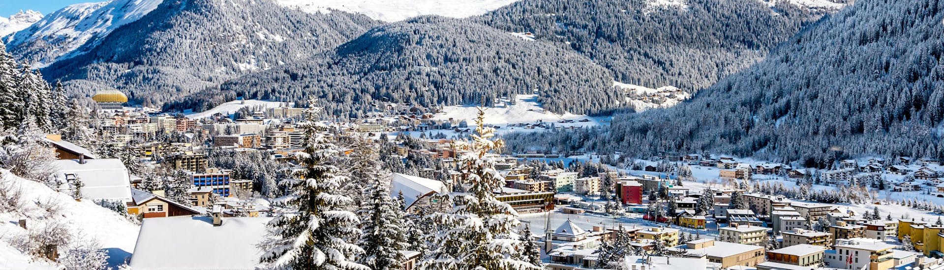 Vue sur la ville suisse de Davos, connue non seulement pour le Forum économique mondial, mais aussi pour ses écoles de ski qui offrent des cours de ski à ceux qui veulent apprendre à skier.