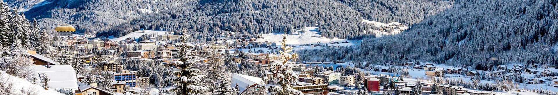 Vue sur la ville suisse de Davos, connue non seulement pour le Forum économique mondial, mais aussi pour ses écoles de ski qui offrent des cours de ski à ceux qui veulent apprendre à skier.