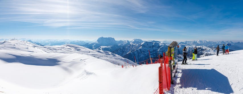 Blick auf die Berge des Skigebiets in Elm, wo die Skischule Skikurse anbietet. 