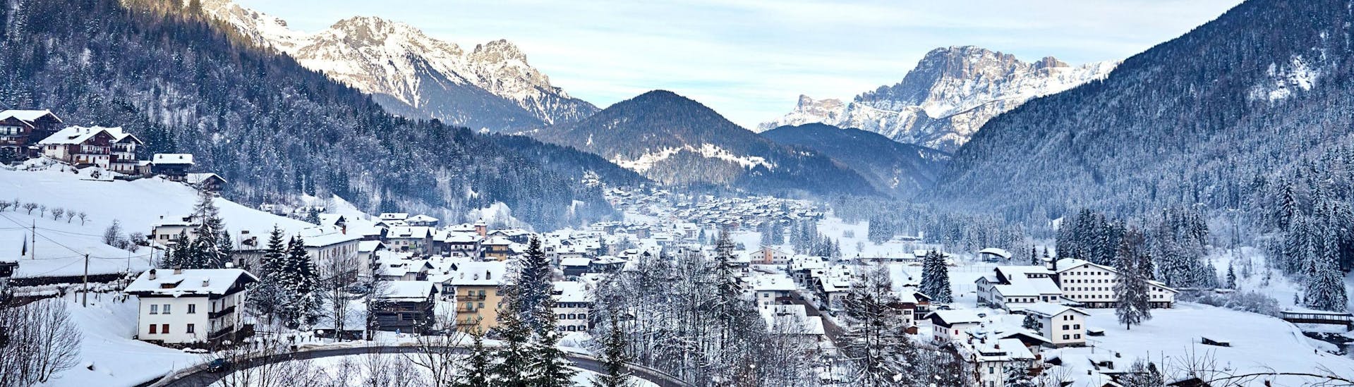 Ein Blick auf Falcade, einem malerischen italienischen Dorf in den Bergen, wo angehende Skifahrer bei einer der örtlichen Skischulen einen Skikurs buchen können.