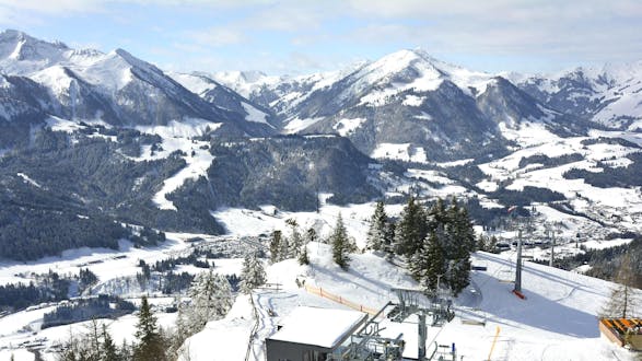 Ein Blick von oben über das tiroler Skigebiet Fieberbrunn, wo mehrere Skischulen ihre Skikurse für Skifahrer jeden Alters und jeden Levels anbieten.