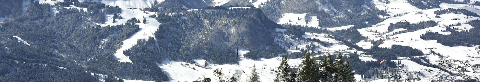 Ein Blick von oben über das tiroler Skigebiet Fieberbrunn, wo mehrere Skischulen ihre Skikurse für Skifahrer jeden Alters und jeden Levels anbieten.