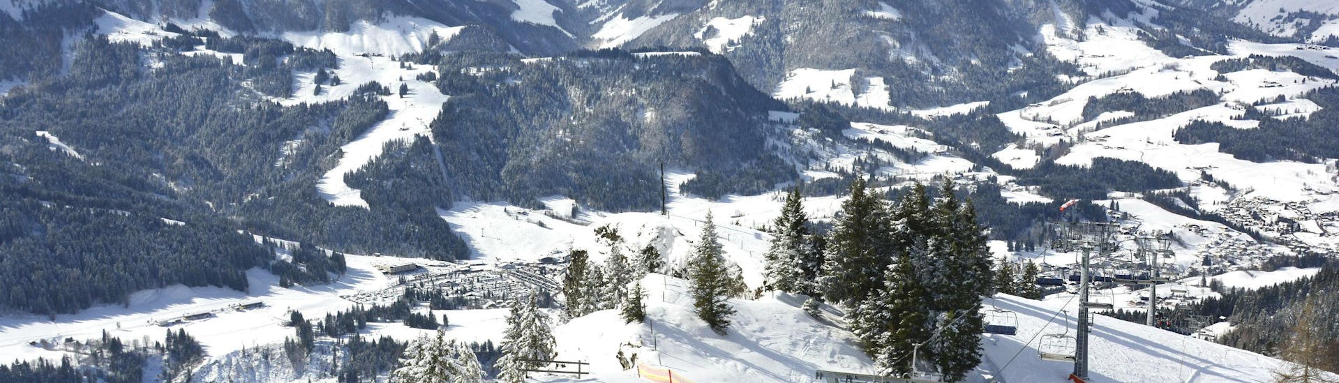 Tijdens een skiles met een skischool in Fieberbrunn heb je een prachtig uitzicht op zonnige bergen.