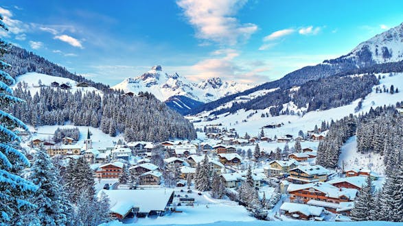 Stadt Filzmoos, Österreich, in der Nähe der Pisten, wo Sie Skikurse buchen können.