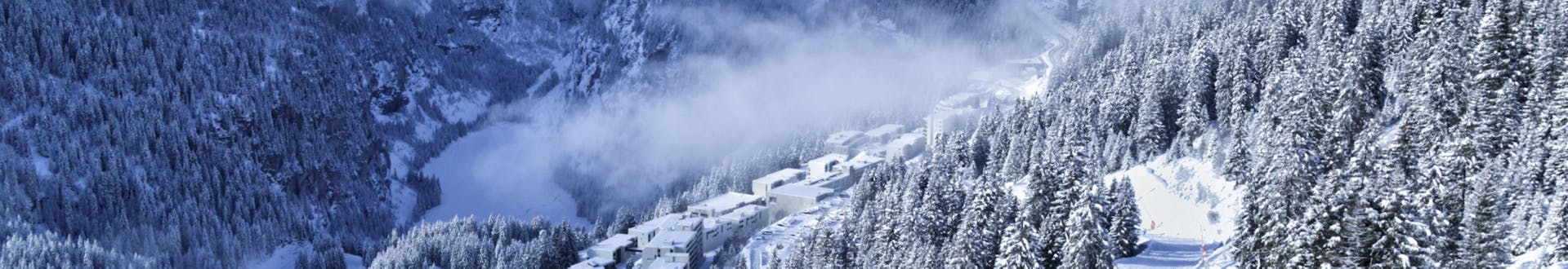 Ein Blick über die verschneite Winterlandschaft im Skigebiet Flaine, wo örtliche Skischulen ihre Skikurse durchführen.