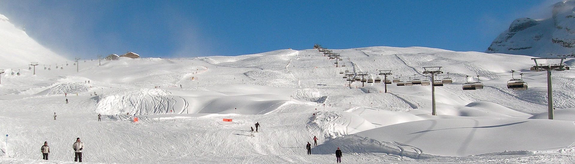 Una meravigliosa vista sulle Dolomiti dalle piste di Folgarida dove le scuole di sci locali tengono le loro lezioni di sci per chi desidera imparare a sciare.