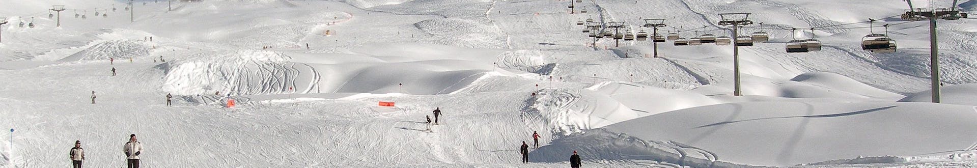 Vista sulle piste di Folgarida, dove è possibile prenotare lezioni di sci.