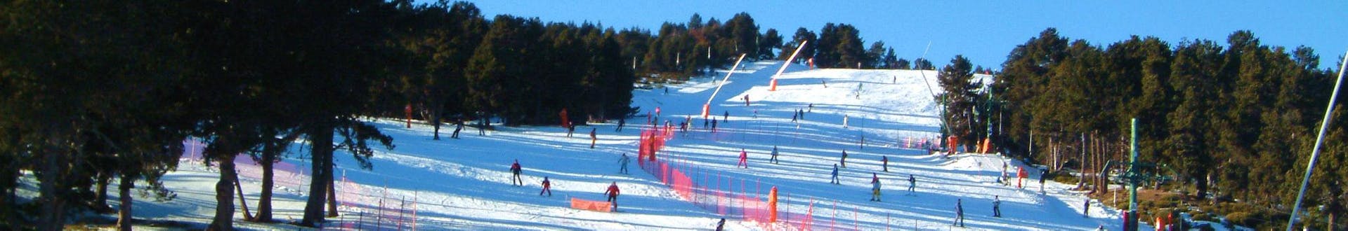 Unos esquiadores descienden por las pistas nevadas de la estación de esquí francesa Romeu en los Pirineos.