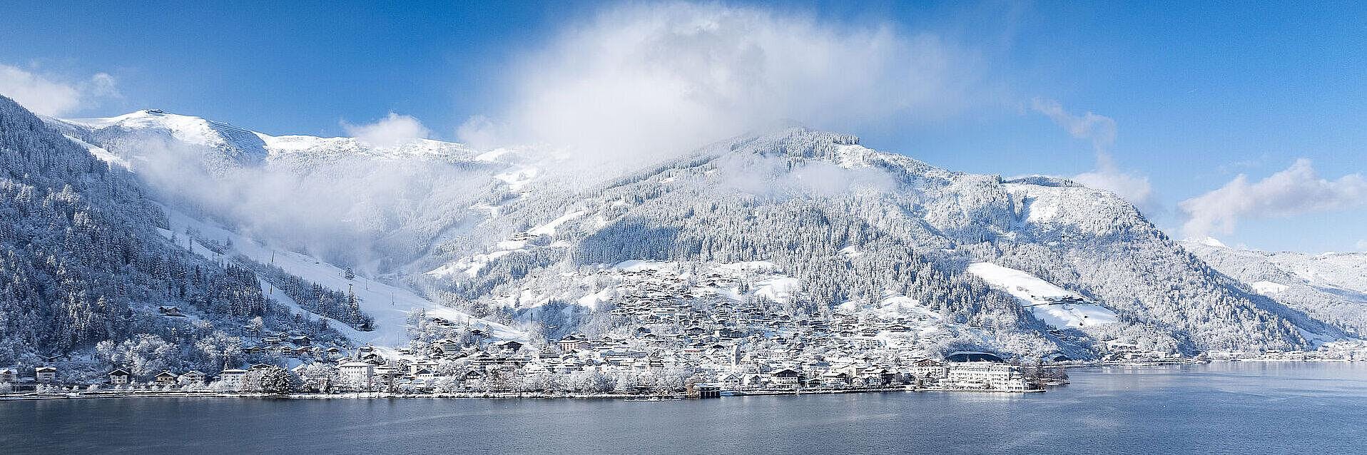 Prachtige landschappen met bergen en zee, waar de ervaringen van Skischule Frost Zell am See plaatsvinden.