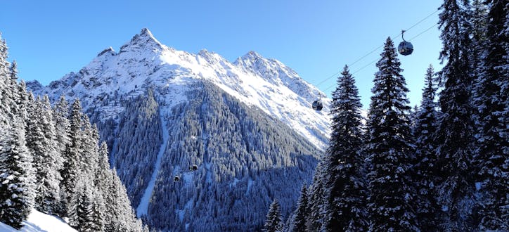 Bild von einem Skilift, der zu den Pisten im Skigebiet Gargellen in Österreich hinauffährt.