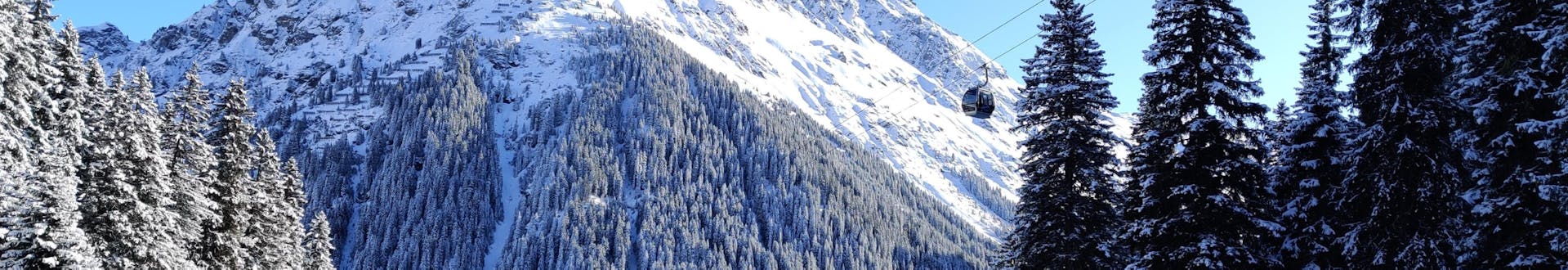 Bild von einem Skilift, der zu den Pisten im Skigebiet Gargellen in Österreich hinauffährt.