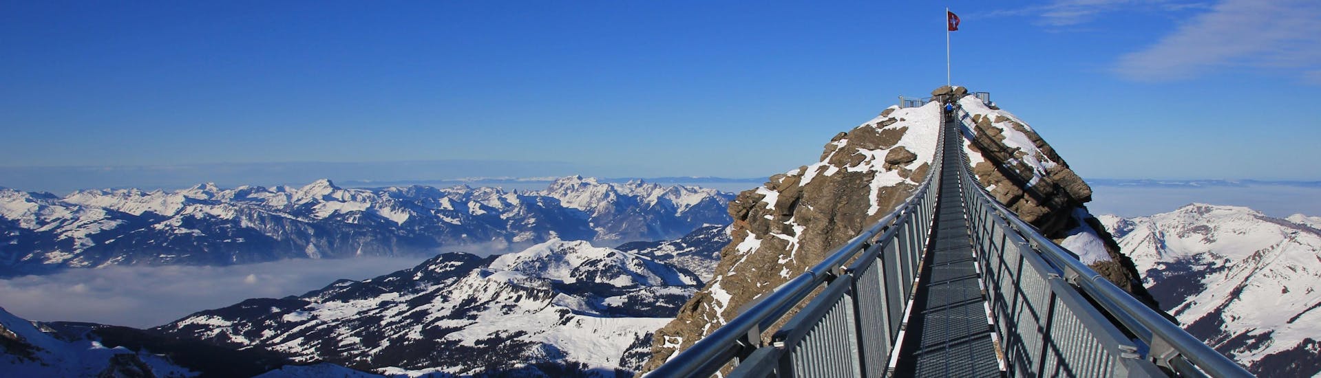 Blick auf das Skigebiet Glacier 3000 im Winter, wo Skischulen ihre Skikurse anbieten.