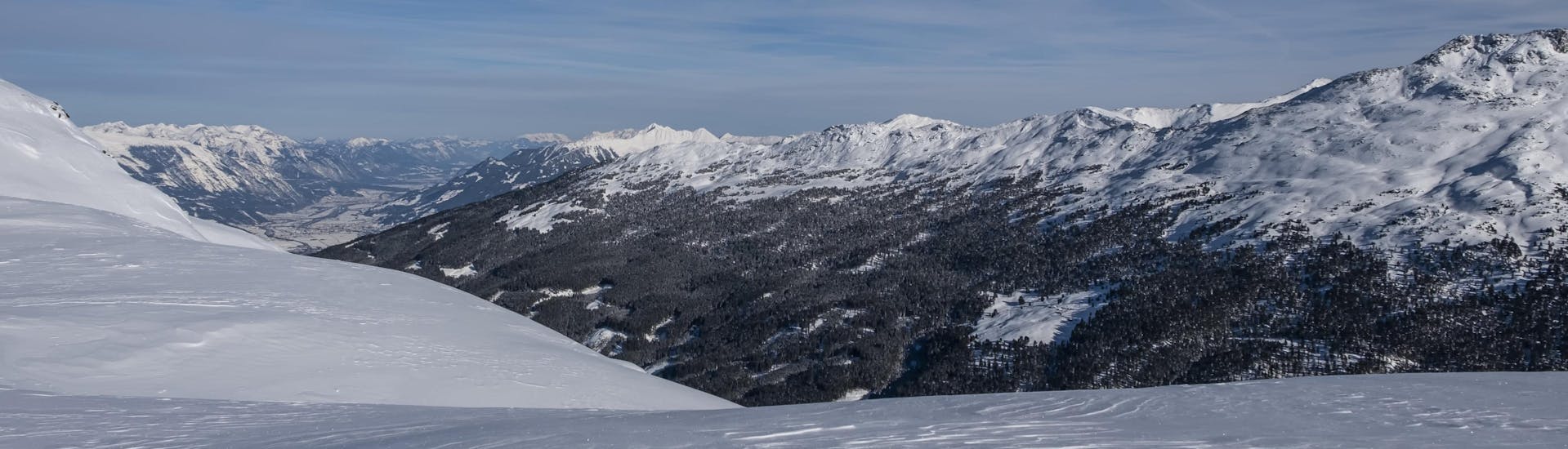 Vista del paisaje soleado de la montaña durante un curso de esquí con las escuelas de esquí en Glungezer.