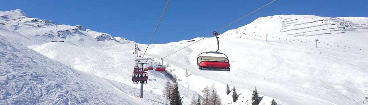 ski-school-gotzens-muttereralm_SEM-Resort-Hero Skilift auf den Pisten von Götzens - Muttereralm, wo Sie Skikurse buchen können.