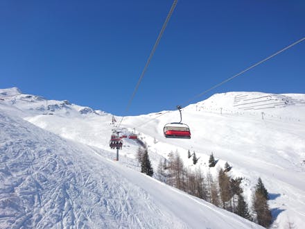 Téléski sur les pistes de Götzens - Muttereralm, où vous pouvez réserver des leçons de ski.