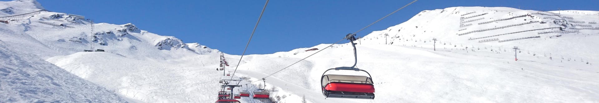 Skilift auf den Pisten von Götzens - Muttereralm, wo Sie Skikurse buchen können.