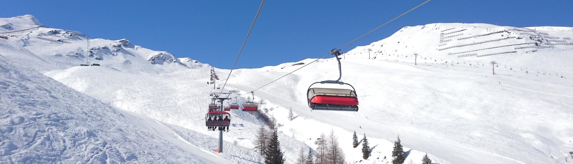 Skilift op de pistes van Götzens - Muttereralm, waar je skilessen kunt boeken.