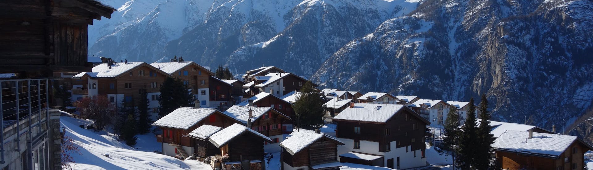 Een deel van Grächen, Zwitserland bedekt met sneeuw, vlakbij de pistes.